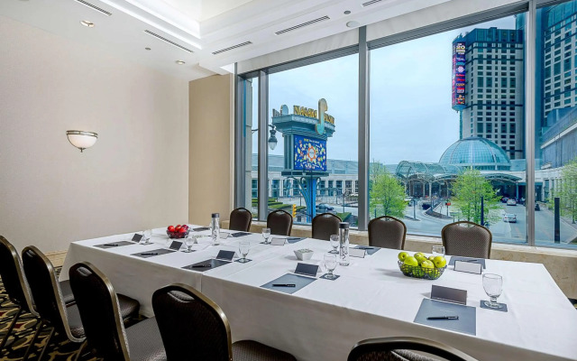 Hilton Niagara Falls/Fallsview Hotel & Suites