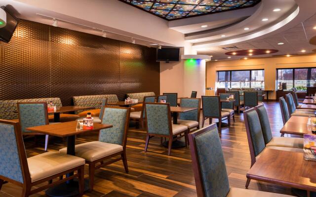 Holiday Inn Hotel & Suites Warren by IHG