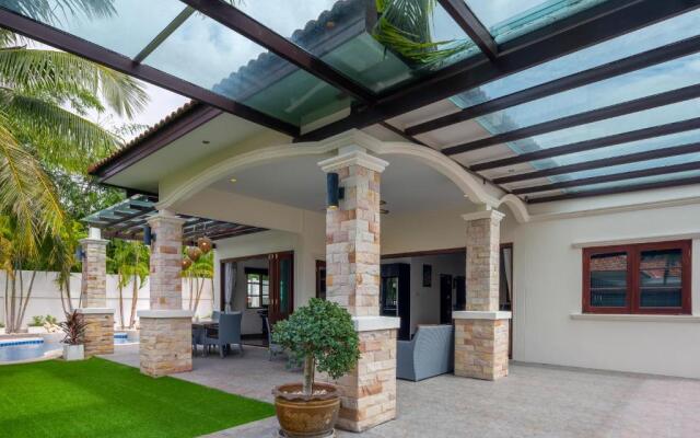 Spacious 3 bedroom villa with private pool and jacuzzi