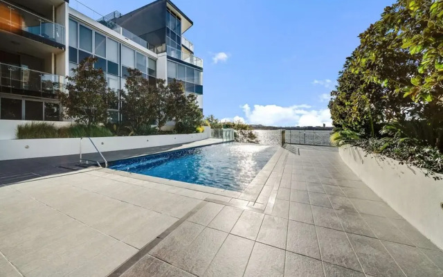 Canberra Lakefront 2-bed With Pool,