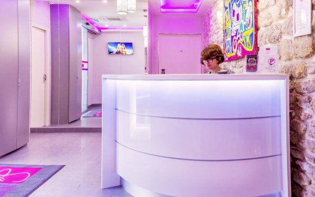 Sweet Hotel
