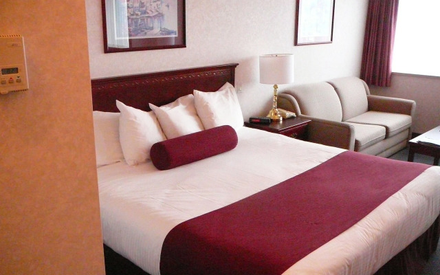 Coast Abbotsford Hotel & Suites