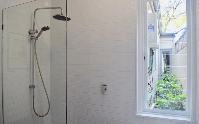 Stylish 2 Bedroom in Alexandria With Outdoor Patio