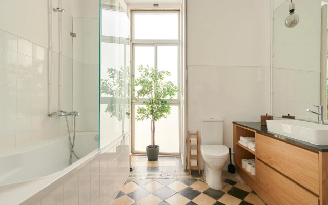 Sunny Pink Street Historical Apt, By TimeCooler