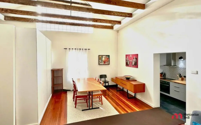 Metawisebnb 2BR Industrial Charm in Petersham
