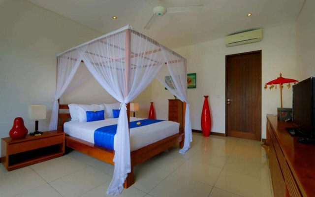 Luxury Private Villa, 4 BR, Canggu w/ Staff