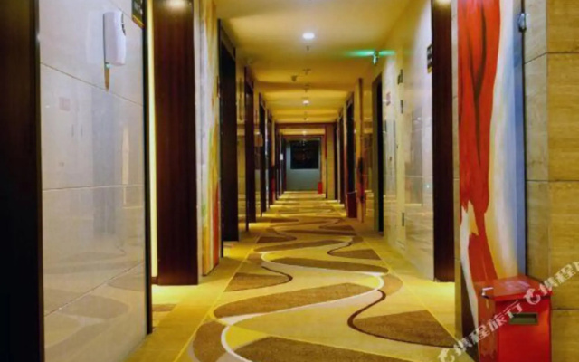 Super 8 Hotel Chengdu West Near Baicaolu Subway Station