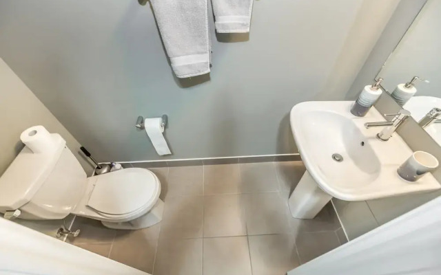 Exquisite Luxury 1 Bedroom + Den With Parking