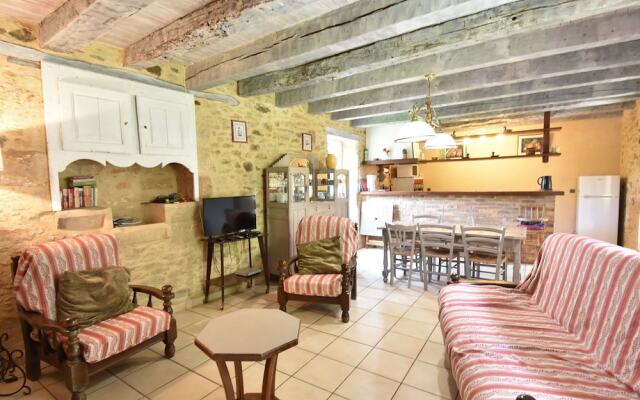 Beautiful Holiday Home in Wooded Grounds Near Villefranche-du-périgord