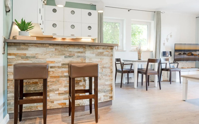 Ferienwohnung Deichblick mit Terrasse m Kaiserhof 1