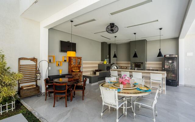 Casa com piscina e churrasqueira perto da praia