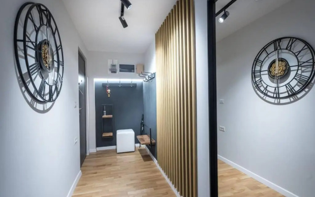 Sunny 3BR Midtown Flat - Amazing View Balcony