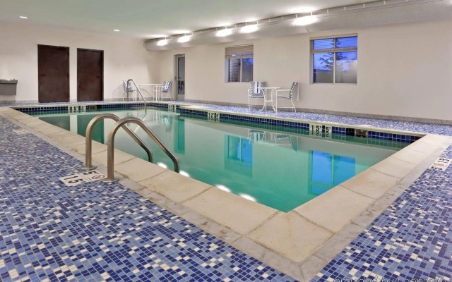 Holiday Inn Express & Suites Detroit - Farmington Hills by IHG