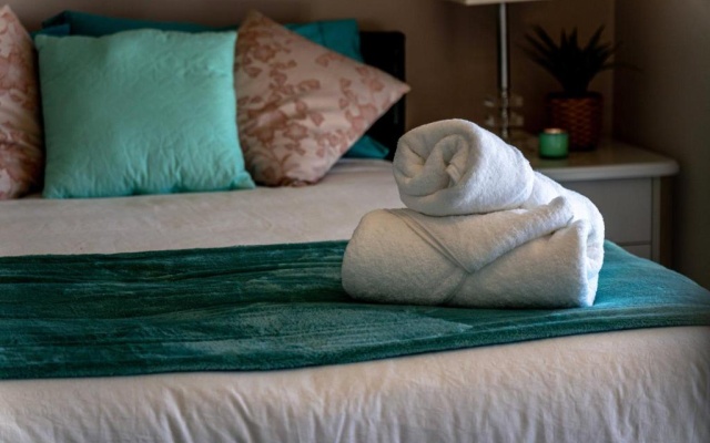Mandurah Canal Beach House- 5 Mins Beach, Golf Course, City Centre, Parks – Guest Rooms – Halls Head