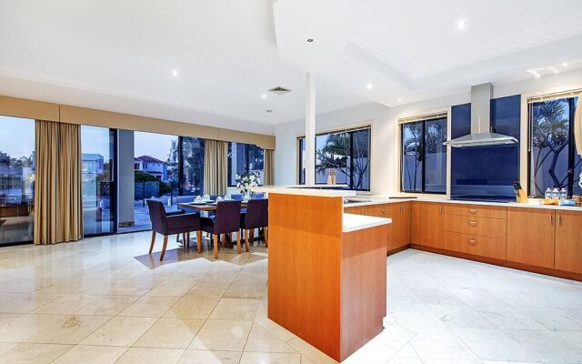 Stunning Lake Front House Amalfi Drive