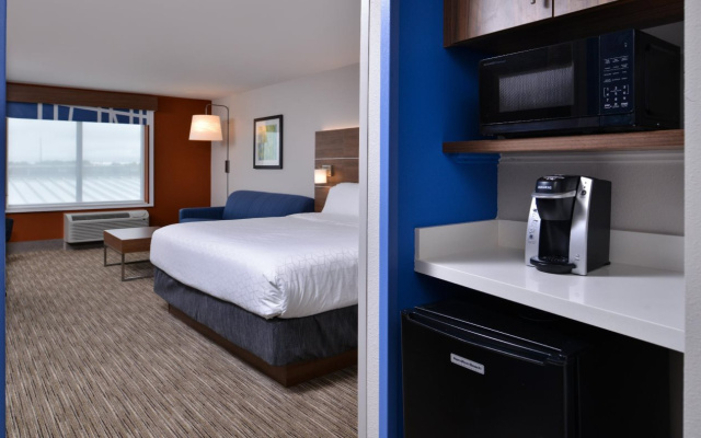 Holiday Inn Express & Suites Marshalltown by IHG