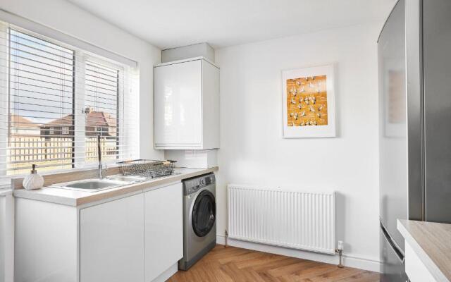 Charming 2 bed home, quiet village + free parking