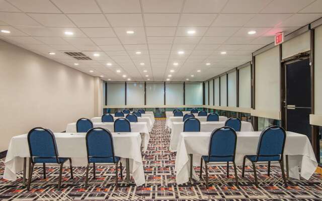 La Quinta Inn & Suites by Wyndham DC Metro Capital Beltway