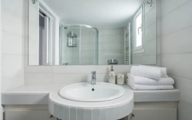Nephiria, Live like a local next to Acropolis