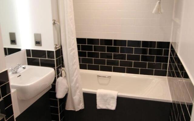 Yarrow Hotel