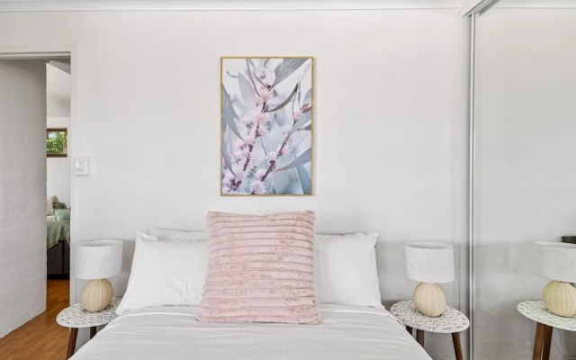 Quaint 2-bed Beach Abode With Ocean Views – Guest Rooms – Alexandra Headland