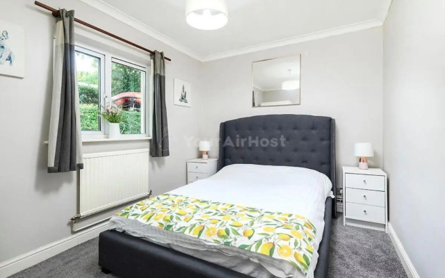 One bedroom central Slough with parking