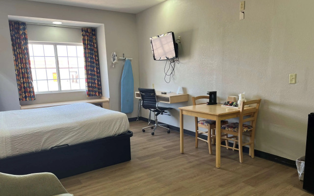 Days Inn & Suites by Wyndham Hutchinson