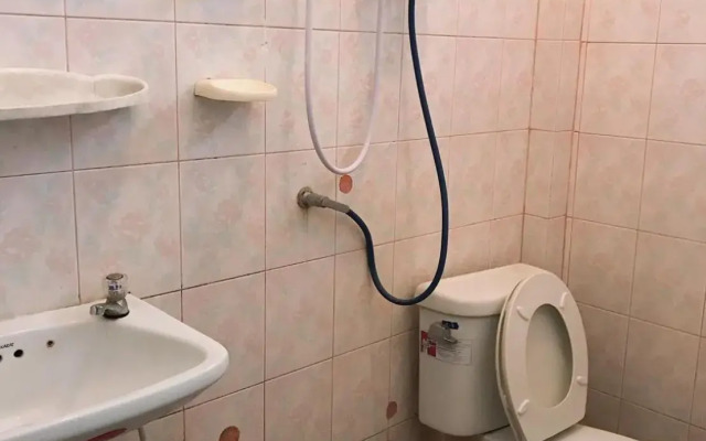 Jungle Hut Bungalows & Hotel