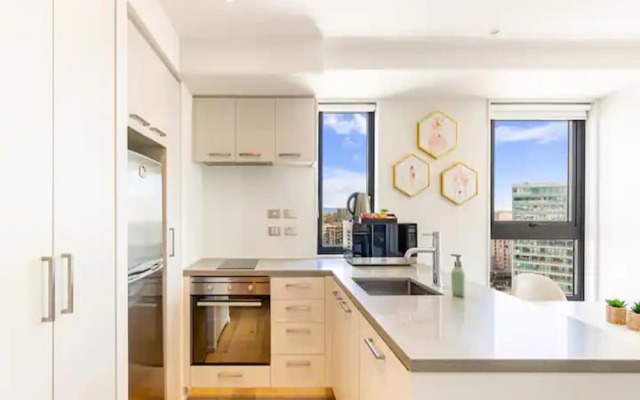 City Views From Bright And Spacious Apartment!