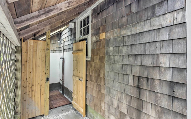 Spacious Getaway W/deck - Walk to Nantucket Sound!