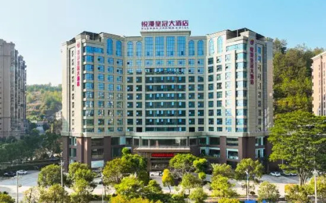 Longyan Yueman Crown  Hotel (Yongding District)