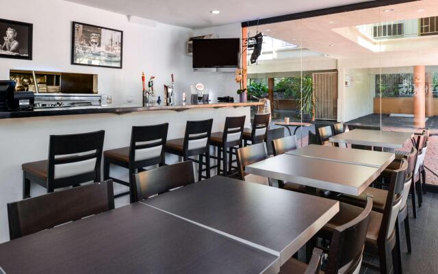 Best Western Hollywood Plaza Inn Hotel - Hollywood Walk of Fame LA
