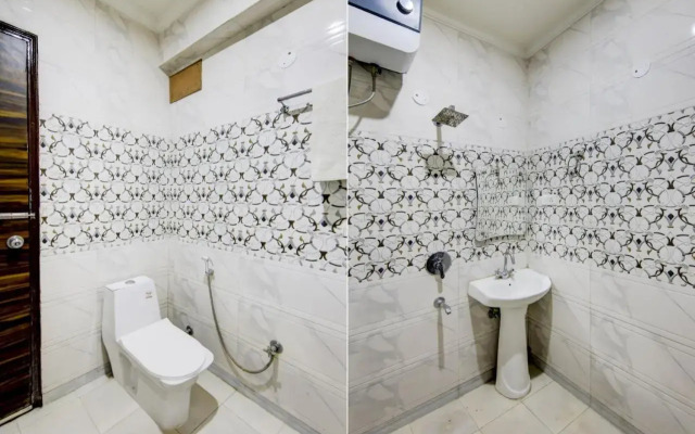 Collection O 701254 Hotel Golden Blue