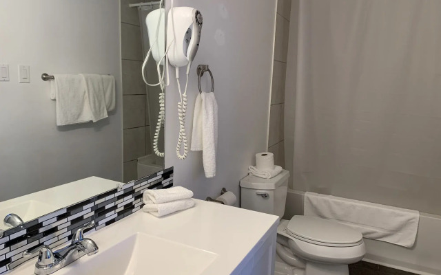 Harbourview Inn & Suites