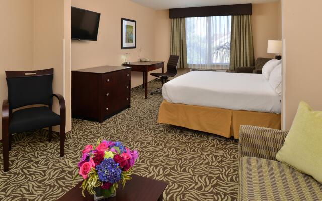 Holiday Inn Express Hotel & Suites River Park, an IHG Hotel