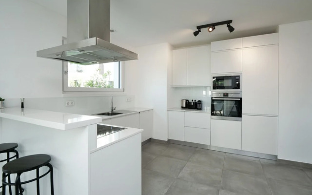 2BR Apt 100 m2 w Terrace Garden & Pkg