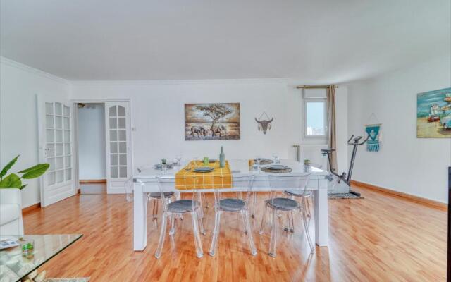 Chic and spacious apart with parking