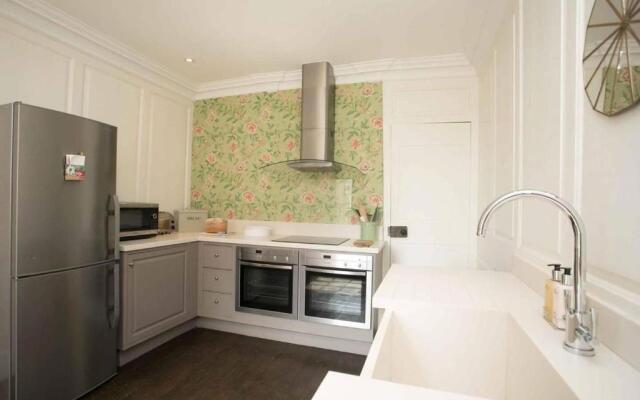 Medieval Town House - Walled Garden Sleeps 8