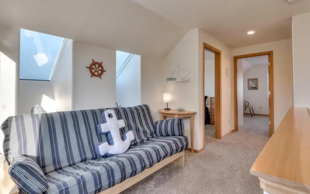 Ocean Views and Game Room - Cozy Family Retreat