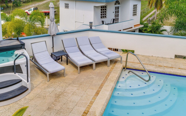 Hillside Vieques Casita w/ Pool & Hot Tub Access!