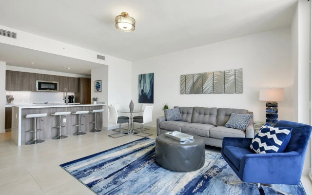 Top Fort Lauderdale Condo 9th Floor - Private and Sanitized, Hotel Amenities, Free Parking for Stays Over 27 Days, 400 ft From the Beach. Hosted by Super Host!