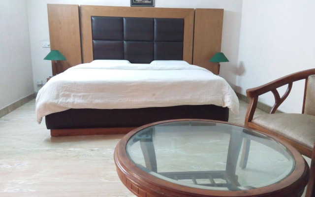 Hotel Queens Residency