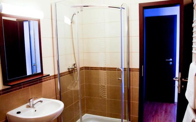 Pazonyi Fogado Es Etterem