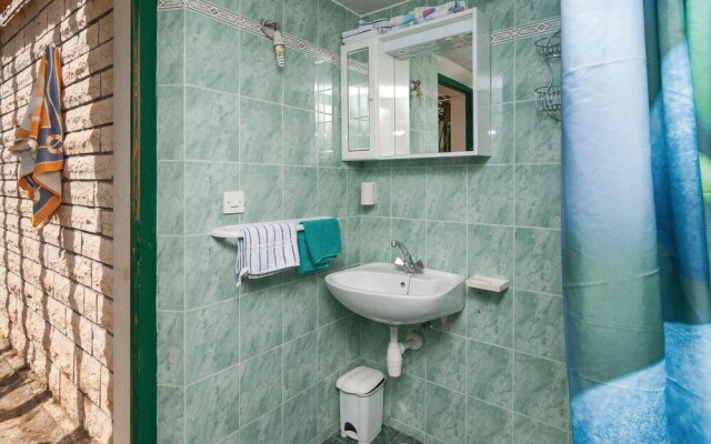 Stunning Home in Pucisca With 3 Bedrooms and Wifi