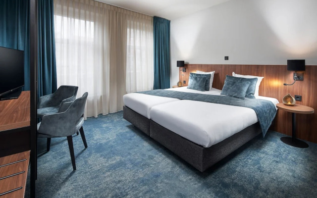 Boutique Hotel First City