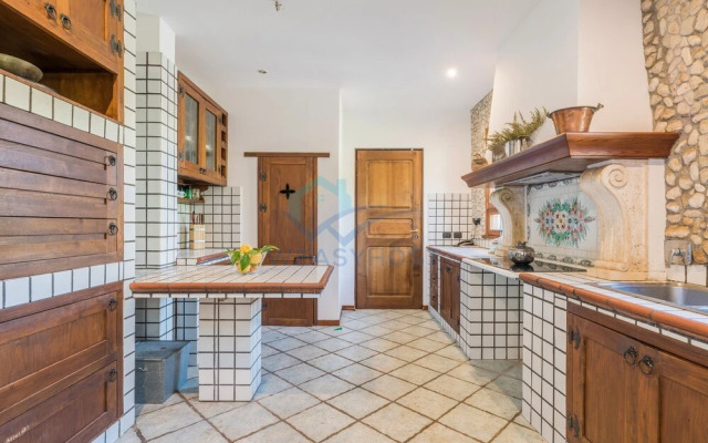 New Refined Villa Rayskaya In Monte Compatri