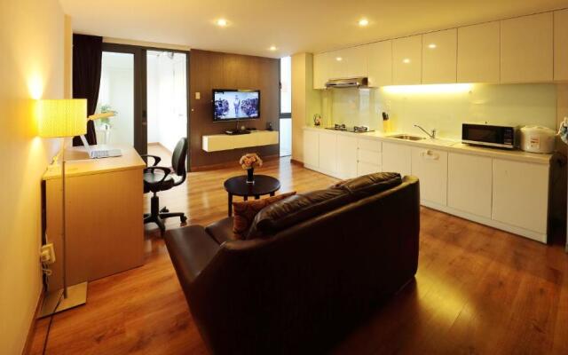 McGallery Art - Lucky Residence Suite's & Apartments