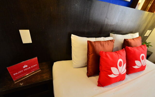 ZEN Rooms Station 1 White Beach