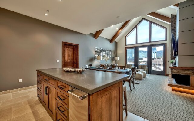 Luxury Three Bedroom  Steps From Heavenly Village Condo by RedAwning