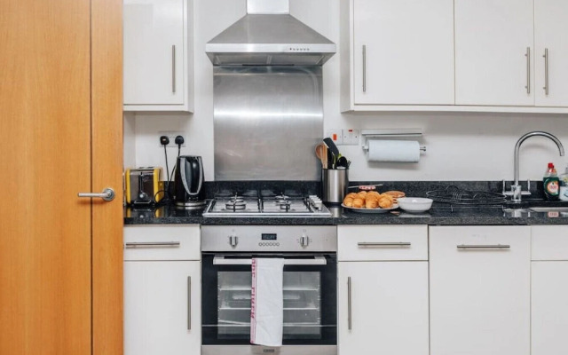 Central Modern Flat Sleeps 6 - Dedicated Parking - From 125 Per Night